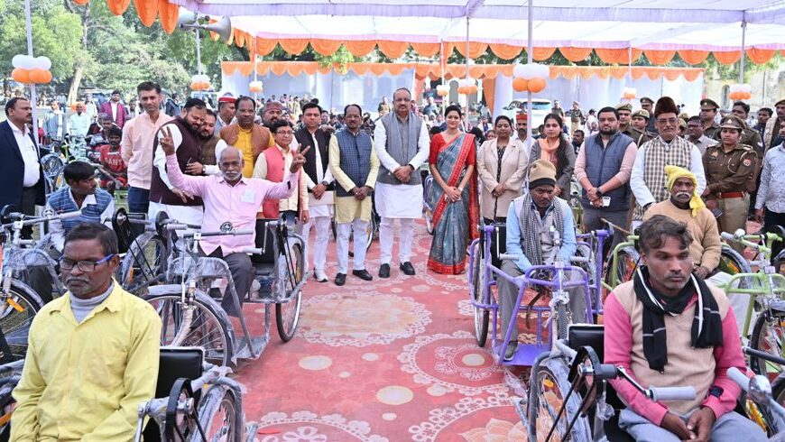 452 दिव्यांगजनों को 896 सहायक उपकरण वितरित किए