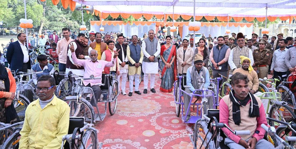 452 दिव्यांगजनों को 896 सहायक उपकरण वितरित किए