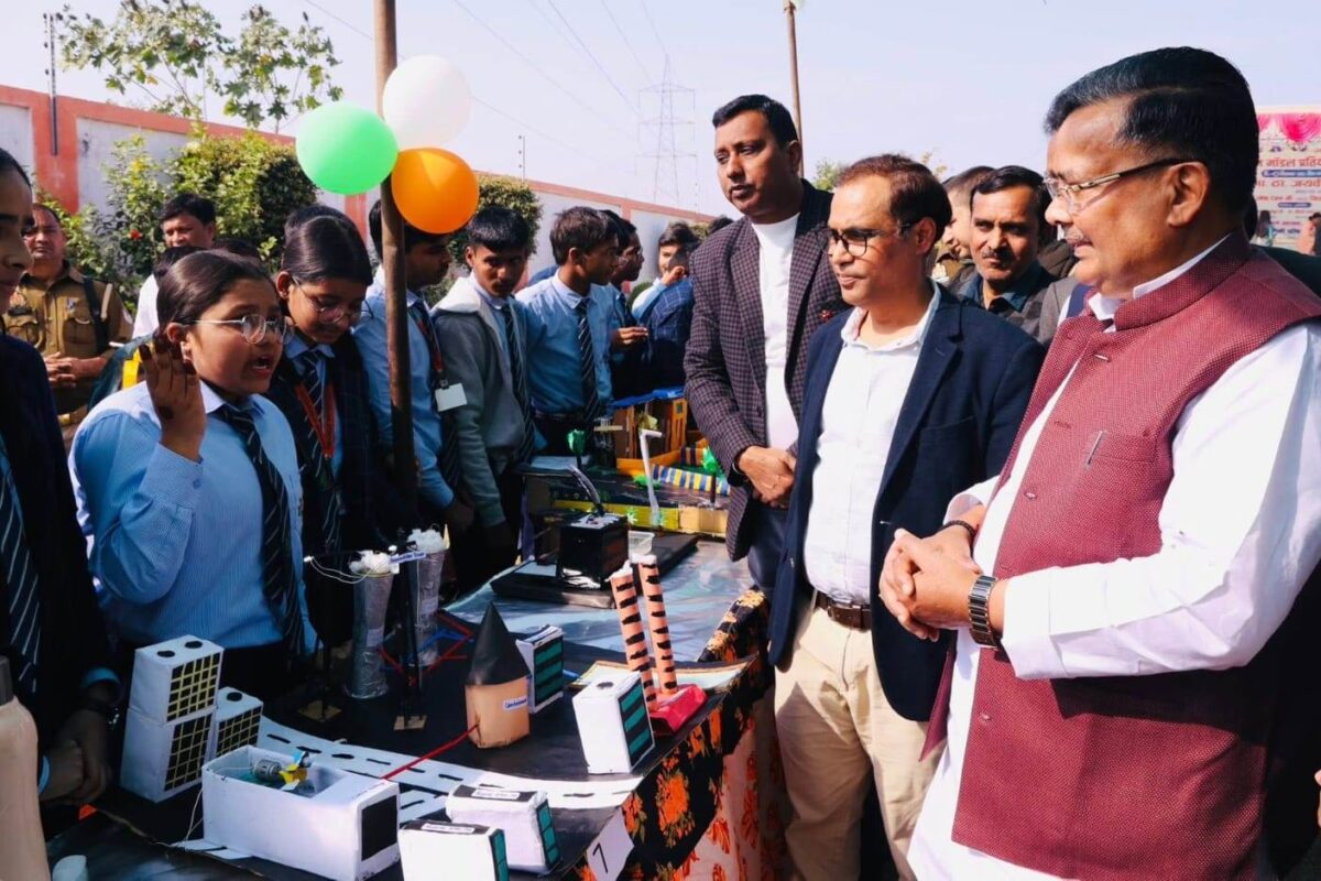 рд╡рд┐рдЬреНрдЮрд╛рди рдкреНрд░рджрд░реНрд╢рдиреА рдореЗрдВ рд╡рд╛рд╢реБрджреЗрд╡ рдкреНрд░рдердо, рдЖрджрд┐рддреНрдп рджреНрд╡рд┐рддреАрдп