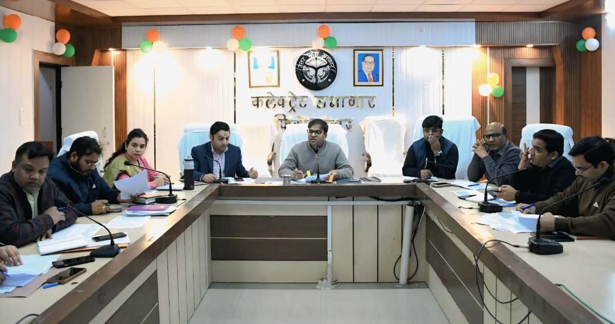 рдЦрд░рд╛рдм рдкреНрд░рдЧрддрд┐ рдкрд░ рд╕реБрдкрд░рд╡рд╛рдЗрдЬрд░реЛрдВ рдФрд░ рдмреАрдПрд▓рдУ рдХреЛ рдЪрд╛рд░реНрдЬрд╢реАрдЯ