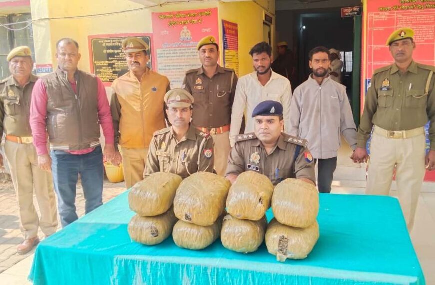 पुलिस की चेकिंग में पकड़े गए बाइक सवार गांजा तस्कर