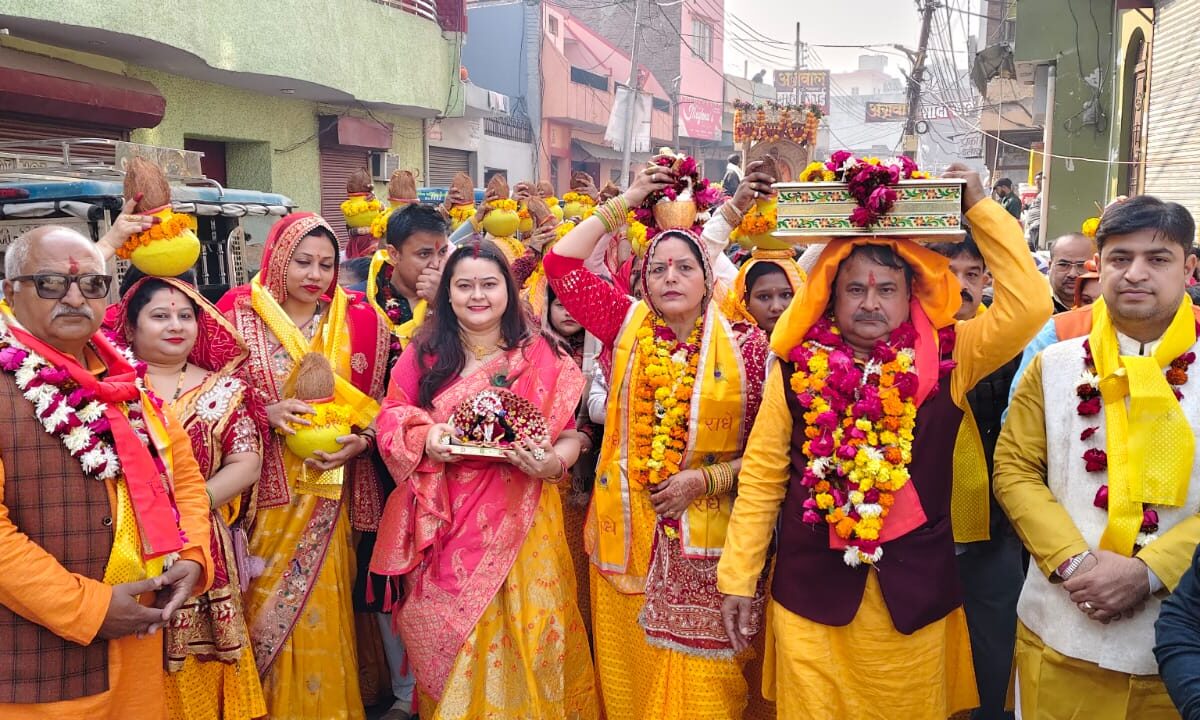 गाजे-बाजे के साथ निकली मंगल कलश यात्रा
