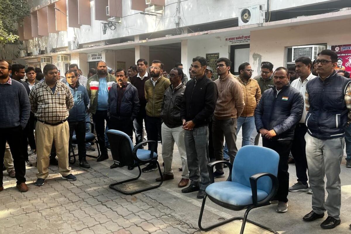 कानपुर में 10 सूत्रीय मांगों को लेकर आयकर कर्मचारियों का प्रदर्शन