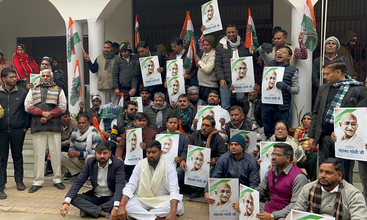 मनरेगा से राष्ट्रपिता महात्मा गांधी का नाम हटाए जाने के विरोध में कांग्रेस का प्रदर्शन