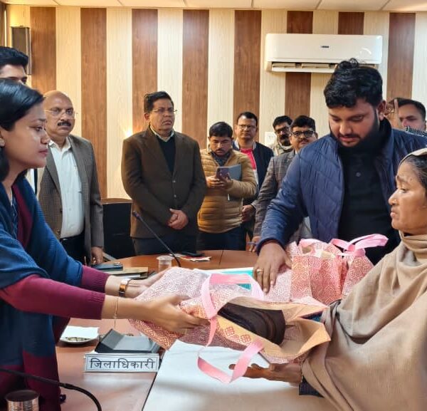 सम्पूर्ण समाधान दिवस में फरियादियों की सुनीं समस्यायें