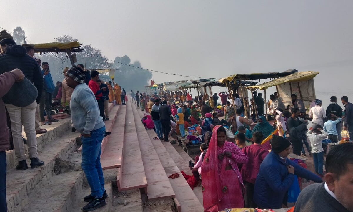 मौनी अमावस्या पर श्रद्धालुओं ने किया गंगा स्नान