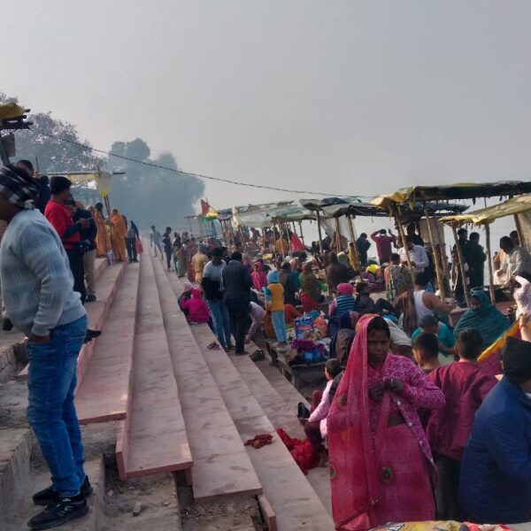 मौनी अमावस्या पर श्रद्धालुओं ने किया गंगा स्नान