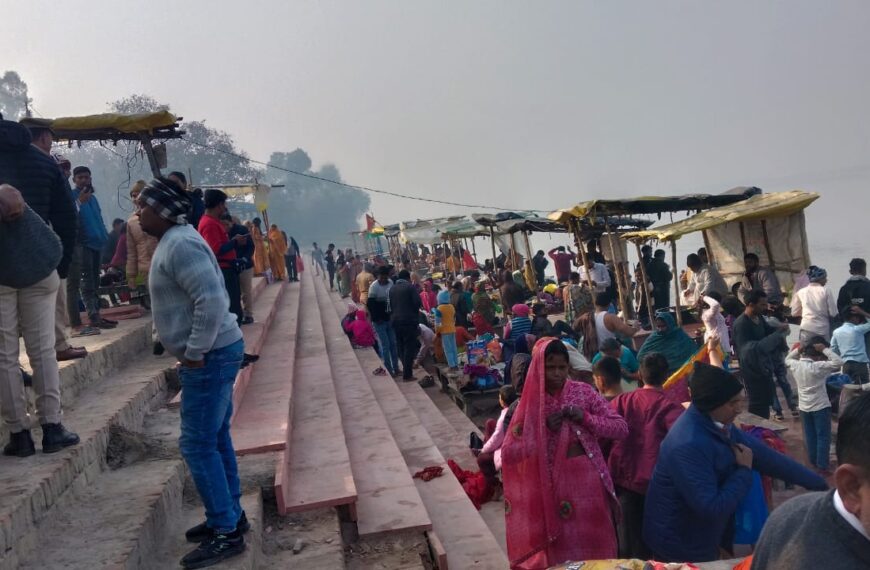 मौनी अमावस्या पर श्रद्धालुओं ने किया गंगा स्नान