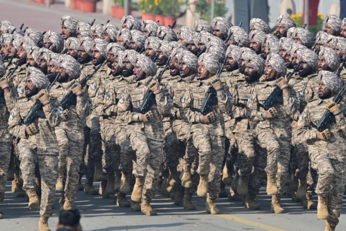 77वें गणतंत्र दिवस पर भारतीय सेना और वायुसेना ने दिखाई शक्ति