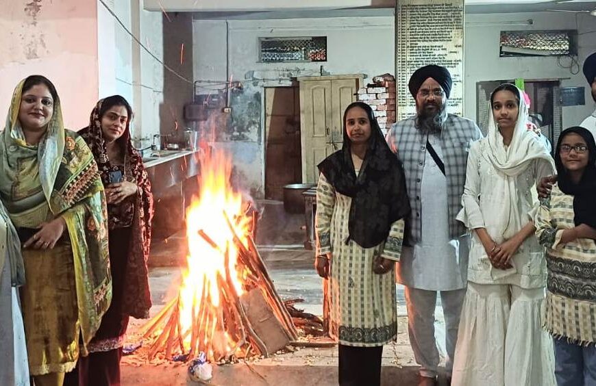 सिक्ख समाज ने हर्षोल्लास के साथ मनाई लोहड़ी, बांटा प्रसाद