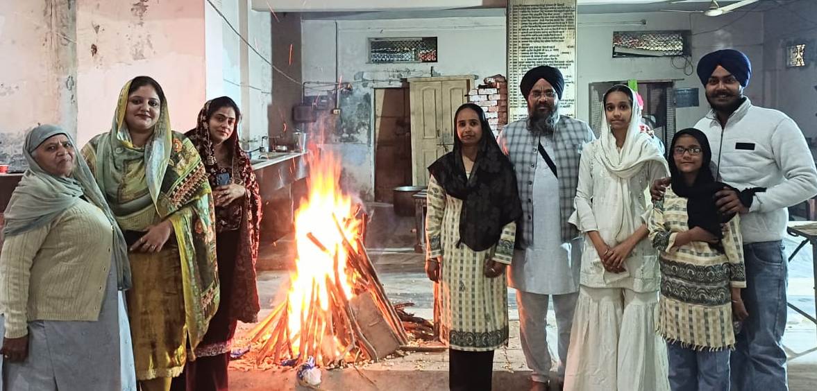 सिक्ख समाज ने हर्षोल्लास के साथ मनाई लोहड़ी, बांटा प्रसाद