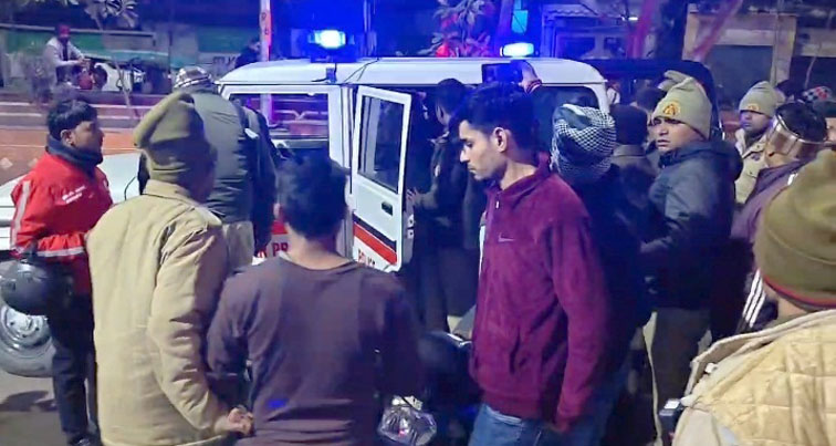 रेस्टोरेंट संचालक ने कर्मचारियों के साथ मिलकर ग्राहकों के साथ की मारपीट, दो घायल