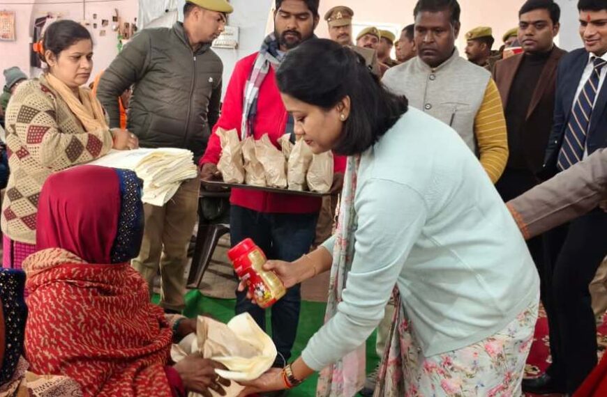 डीएम-एसपी ने नववर्ष पर हनुमान मंदिर में की पूजा-अर्चना, जरूरतमंदों को बांटे कंबल