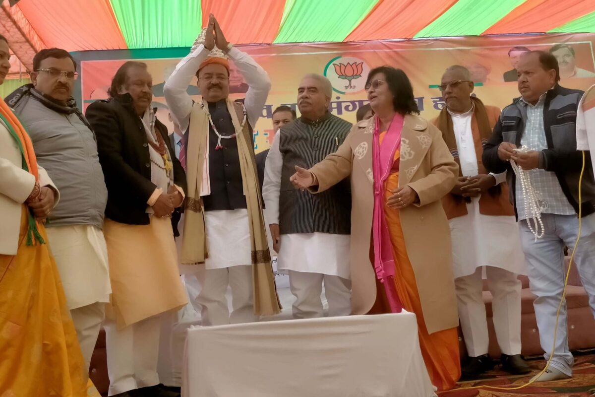 उप मुख्यमंत्री ने बुजुर्गों को वितरित किए कंबल, नववर्ष की दी शुभकामनाएं