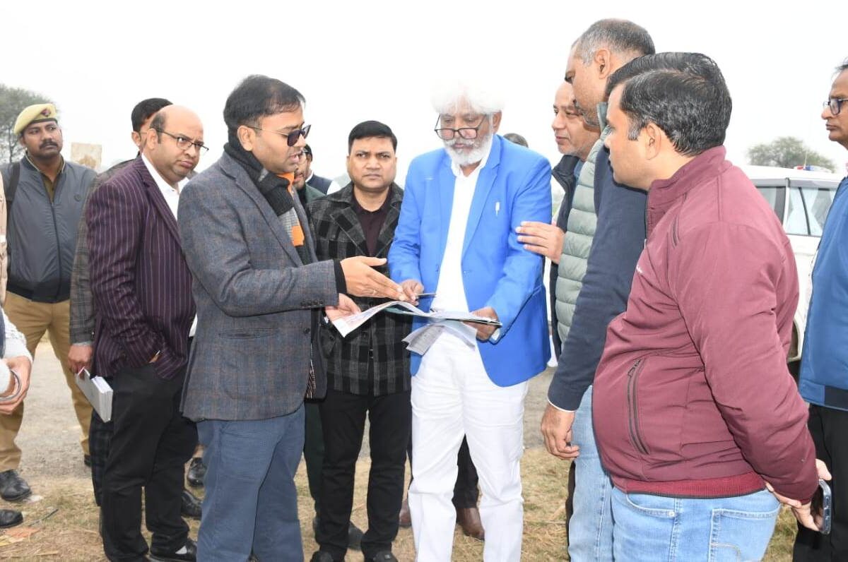 बाबा की जन्मस्थली को जाने वाले निर्माणाधीन मार्गों का चौड़ीकरण किया जाए – डीएम