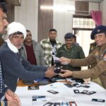 एसपी के नेतृत्व में हाथरस पुलिस की बड़ी कार्रवाई, 101 मोबाइल बरामद