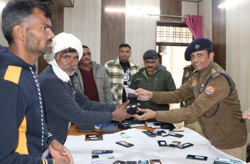 एसपी के नेतृत्व में हाथरस पुलिस की बड़ी कार्रवाई, 101 मोबाइल बरामद