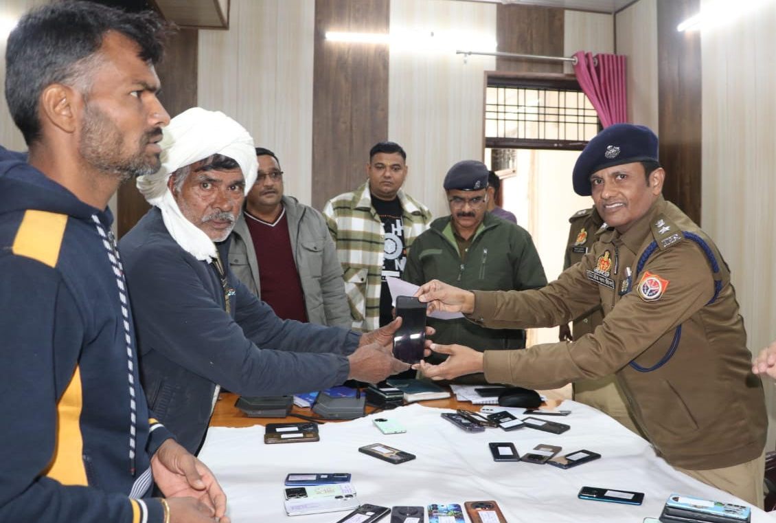 एसपी के नेतृत्व में हाथरस पुलिस की बड़ी कार्रवाई, 101 मोबाइल बरामद