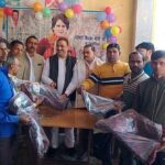 प्रियंका गांधी के जन्मदिवस पर अतुल सिंह ने सीएचसी को भेंट की व्हीलचेयर, जरूरतमंदों को बांटे कंबल