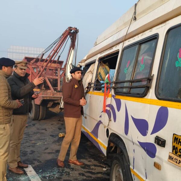 यात्री से भरी ट्रैवलर बस का टायर फटने&hellip;