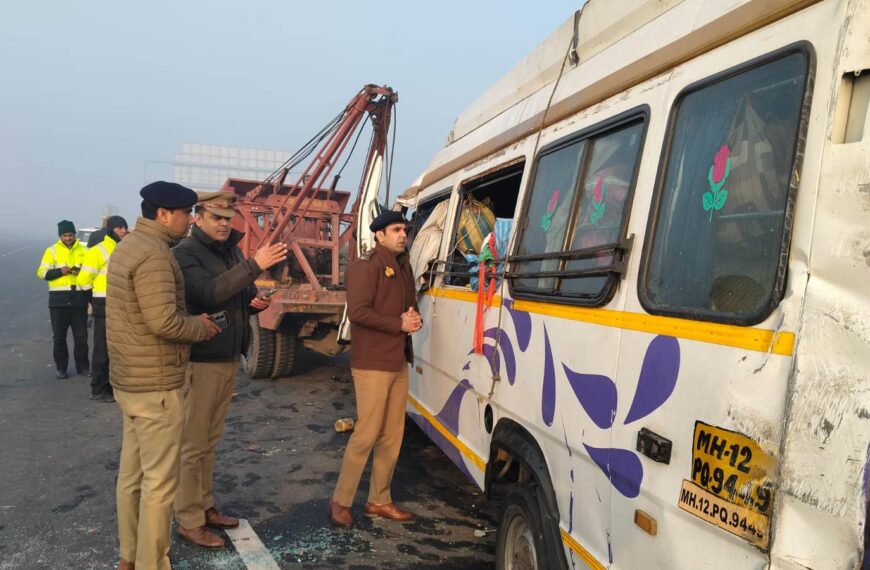 यात्री से भरी ट्रैवलर बस का टायर फटने से पलटी