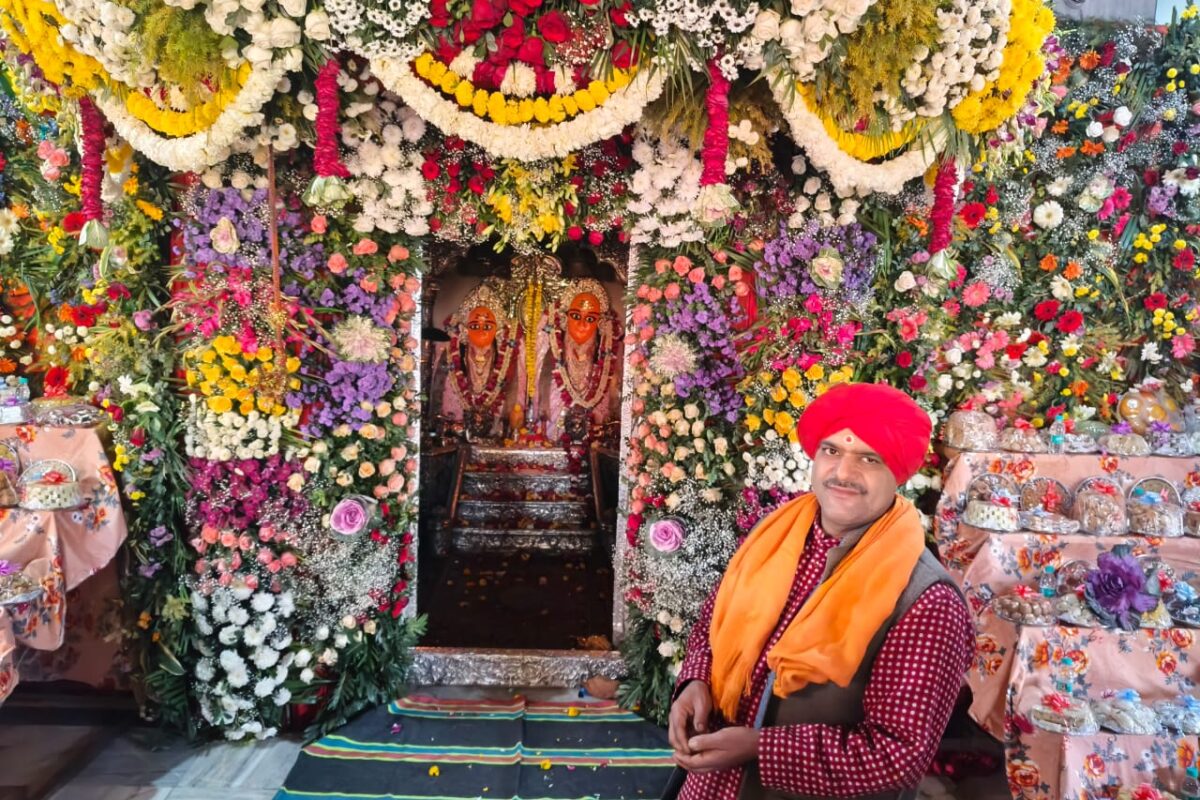 भक्तों ने 56 भोग व फूल बंगला के दर्शन कर लिया धर्मलाभ