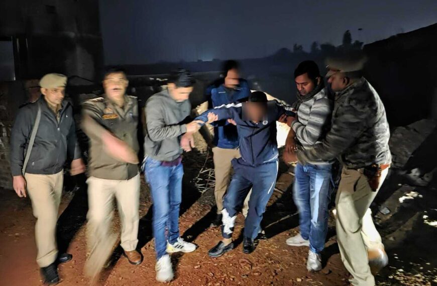 पुलिस की वर्दी पहनकर टप्पेबाजी करने वाले दो बदमाश मुठभेड़ में गिरफ्तार
