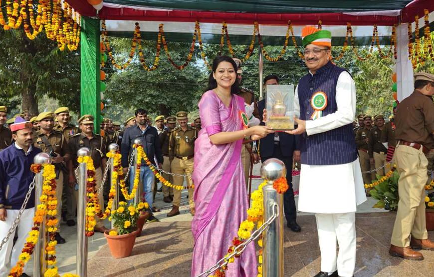 उद्यान मंत्री ने गणतंत्र दिवस पर पुलिस लाइन में ध्वजारोहण कर राष्ट्रीय ध्वज को सलामी दी