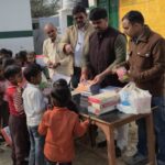 गणतंत्र दिवस पर जिला पंचायत सदस्य प्रत्याशी विनय यादव ने बच्चों को बांटी कॉपी-कलम