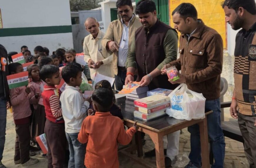 गणतंत्र दिवस पर जिला पंचायत सदस्य प्रत्याशी विनय यादव ने बच्चों को बांटी कॉपी-कलम