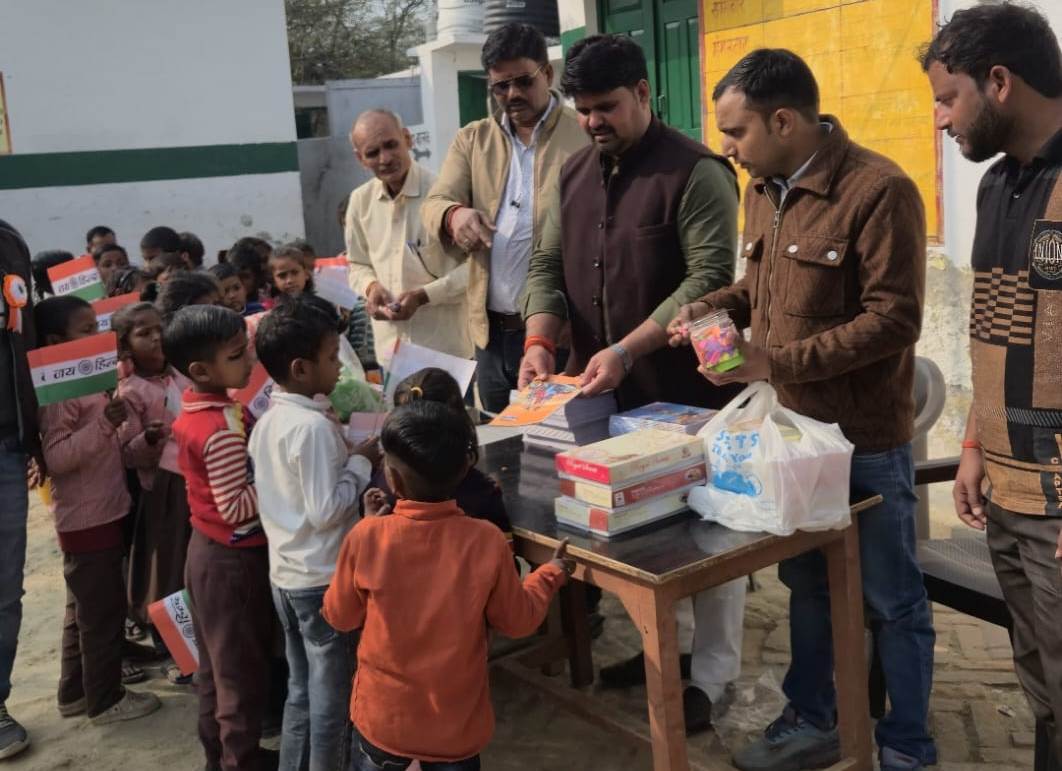 गणतंत्र दिवस पर जिला पंचायत सदस्य प्रत्याशी विनय यादव ने बच्चों को बांटी कॉपी-कलम