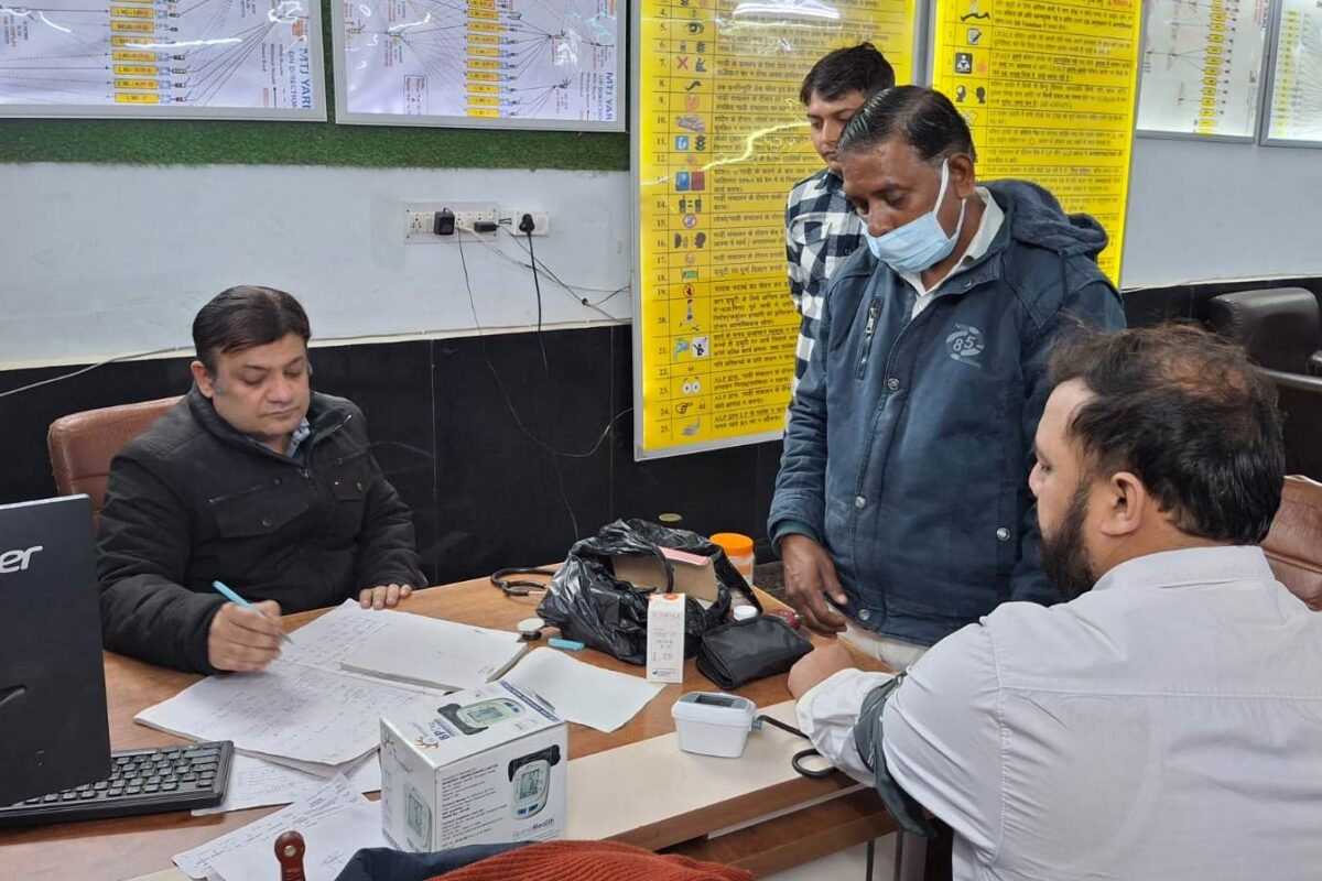 आगरा छावनी रेलवे स्टेशन लॉबी में स्वास्थ्य जांच शिविर का सफल आयोजन