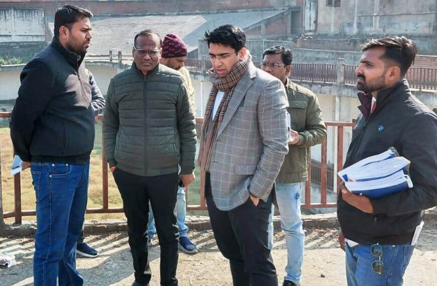 तालाब चौराहा ओवरब्रिज के नीचे चल रहे सौंदर्यीकरण व यातायात व्यवस्थाओं का जिलाधिकारी ने किया निरीक्षण