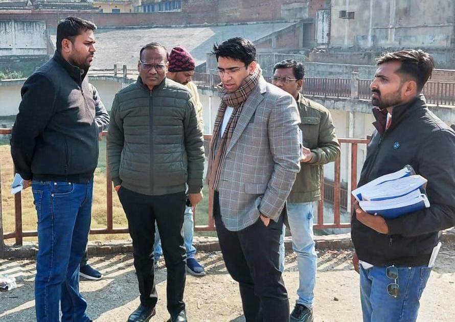 तालाब चौराहा ओवरब्रिज के नीचे चल रहे सौंदर्यीकरण व यातायात व्यवस्थाओं का जिलाधिकारी ने किया&hellip;