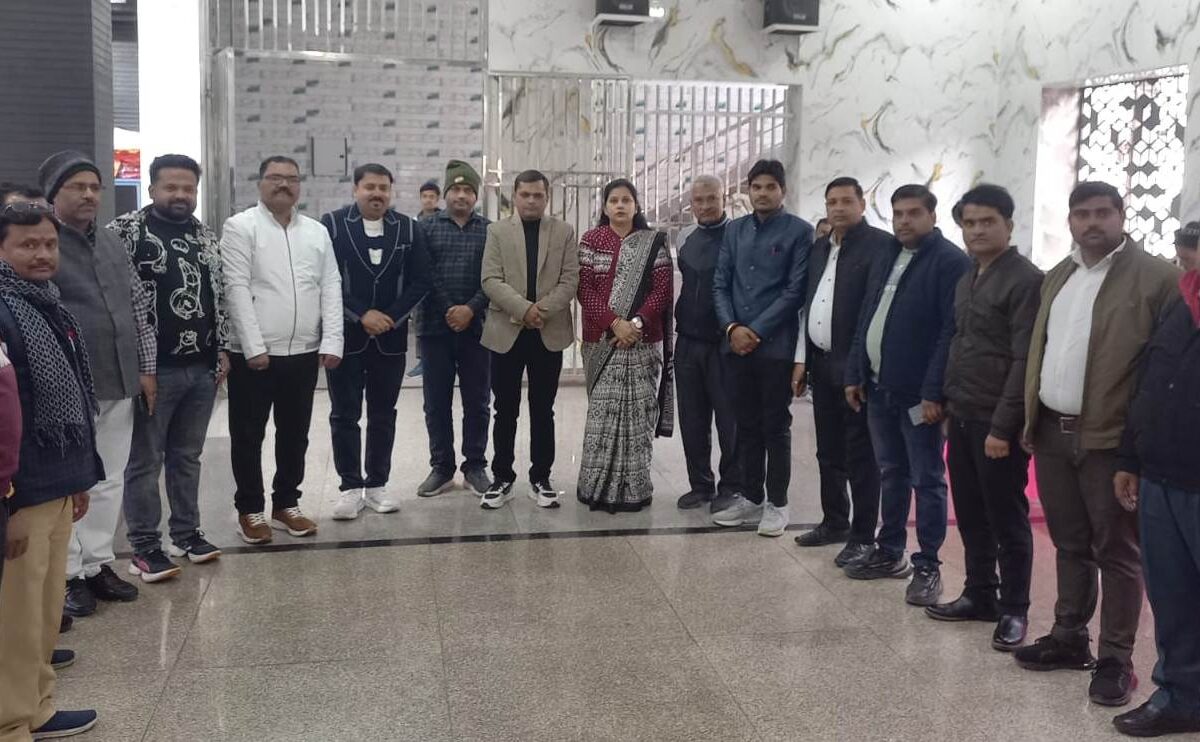 рдирд┐рдЬреА рд╕реНрдХреВрд▓ рдПрд╕реЛрд╕рд┐рдПрд╢рди рдХреЗ рд╕рдорд╛рд░реЛрд╣ рдореЗрдВ рдорд╣рд╛рдирдЧрд░ рдХрд╛рд░реНрдпрдХрд╛рд░рд┐рдгреА рдХреЛ рджрд┐рд▓рд╛рдИ рдЧрдИ рд╢рдкрде