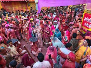 लठामार होली: लठ्ठ धरै कंधा फिरै, जबहिं भगावत&hellip;