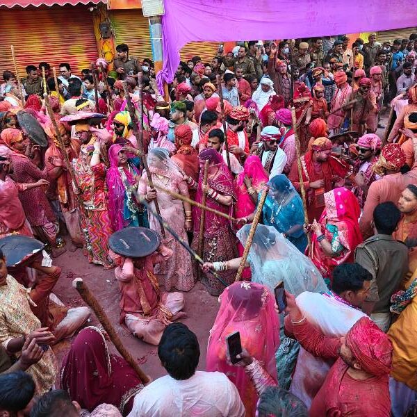 लठामार होली: लठ्ठ धरै कंधा फिरै, जबहिं भगावत…