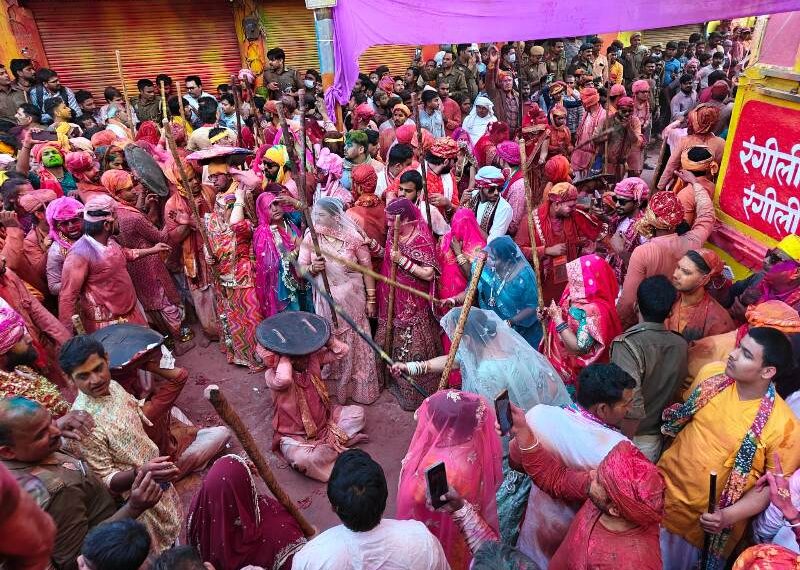 लठामार होली: लठ्ठ धरै कंधा फिरै, जबहिं भगावत ग्वाल!