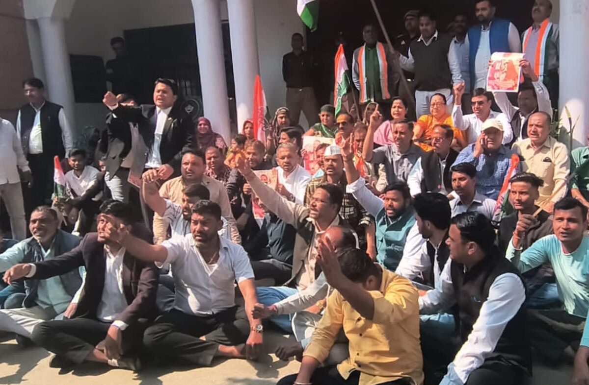 स्वामी अविमुक्तेश्वरानंद एवं उनके शिष्यों पर एफआईआर के विरोध में कांग्रेस का प्रदर्शन