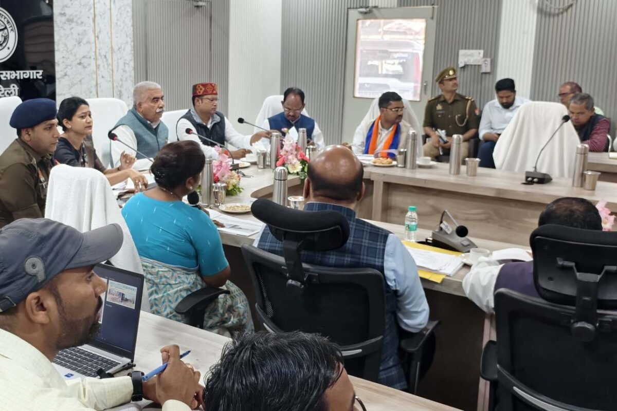 मंत्री राकेश सचान ने विकास कार्यों व कानून-व्यवस्था की समीक्षा की