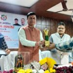 उत्कृष्ट कार्य करने पर अधिकारियों को प्रशस्ति पत्र एवं प्रतीक चिन्ह भेंटकर सम्मानित किया