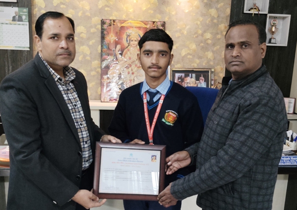 आर्य भट्ट गणित चैलेंज परीक्षा में सुमित यादव ने हासिल किया प्रथम स्थान