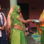 जरूरतमंद महिलाओं को समाजसेवी ने बांटी साड़ियां, बुजुर्गों का किया सम्मान