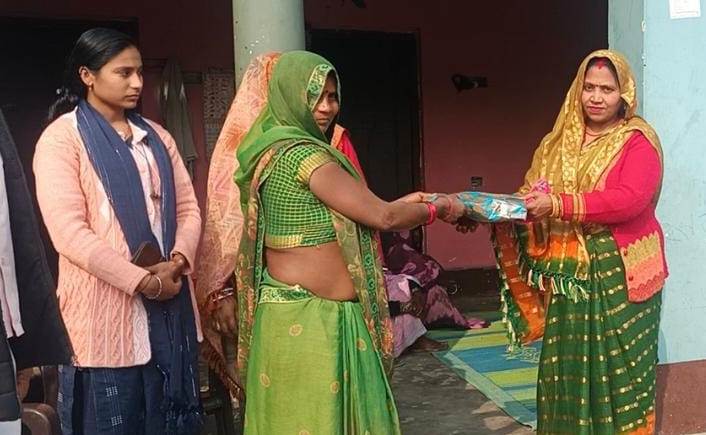 рдЬрд░реВрд░рддрдордВрдж рдорд╣рд┐рд▓рд╛рдУрдВ рдХреЛ рд╕рдорд╛рдЬрд╕реЗрд╡реА рдиреЗ рдмрд╛рдВрдЯреА рд╕рд╛рдбрд╝рд┐рдпрд╛рдВ, рдмреБрдЬреБрд░реНрдЧреЛрдВ рдХрд╛ рдХрд┐рдпрд╛ рд╕рдореНрдорд╛рди