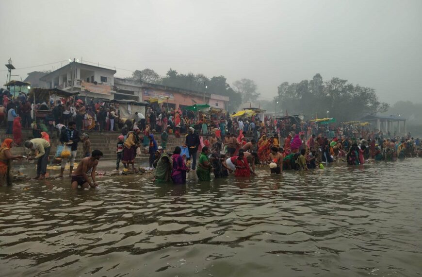 माघ पूर्णिमा पर गंगा स्नान के लिए उमड़ी श्रद्धालुओं की भारी भीड़