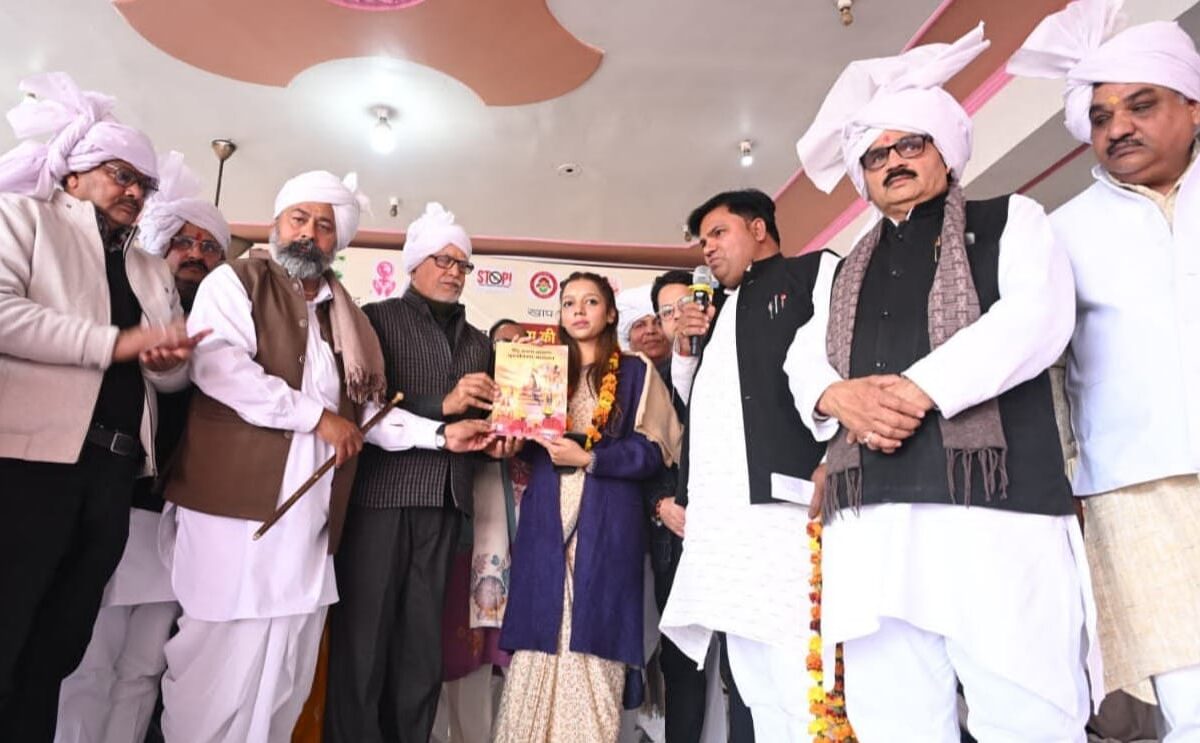 рдмреЗрдЯрд┐рдпреЛрдВ рдХреЗ рдЕрдзрд┐рдХрд╛рд░реЛрдВ рдХреА рдмрд╛рдд рд▓реЗрдХрд░ рдЦрд╛рдк рдкрдВрдЪрд╛рдпрддреЛрдВ рдХреЗ рдмреАрдЪ рдкрд╣реБрдВрдЪреАрдВ рдЬрд┐рд▓рд╛рдзрд┐рдХрд╛рд░реА