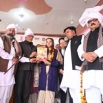 बेटियों के अधिकारों की बात लेकर खाप पंचायतों के बीच पहुंचीं जिलाधिकारी