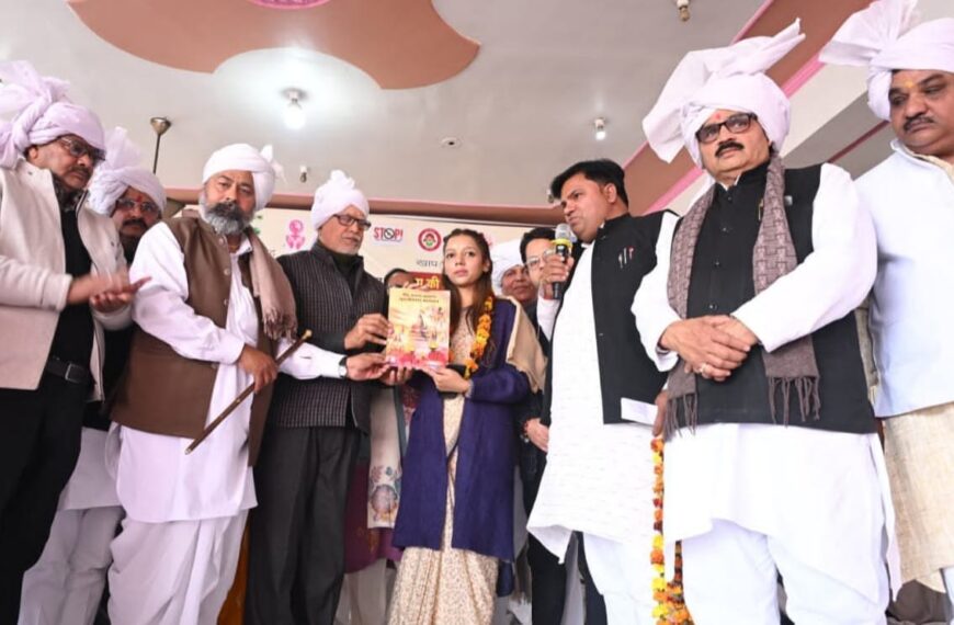 рдмреЗрдЯрд┐рдпреЛрдВ рдХреЗ рдЕрдзрд┐рдХрд╛рд░реЛрдВ рдХреА рдмрд╛рдд рд▓реЗрдХрд░ рдЦрд╛рдк рдкрдВрдЪрд╛рдпрддреЛрдВ рдХреЗ рдмреАрдЪ рдкрд╣реБрдВрдЪреАрдВ рдЬрд┐рд▓рд╛рдзрд┐рдХрд╛рд░реА