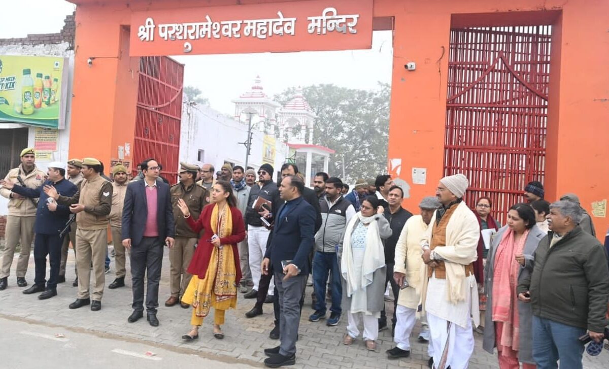 рдмрд╛рдЧрдкрдд рдЬрд┐рд▓рд╛рдзрд┐рдХрд╛рд░реА рдиреЗ рдкреБрд░рд╛ рдорд╣рд╛рджреЗрд╡ рдордВрджрд┐рд░ рдХрд╛ рднреНрд░рдордг рдХрд░ рд▓рд┐рдпрд╛ рд╡реНрдпрд╡рд╕реНрдерд╛рдУрдВ рдХрд╛ рдЬрд╛рдпрдЬрд╛