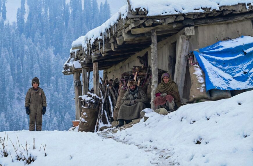 कश्मीर में ताजा बर्फबारी से शीतकालीन पर्यटन को मिला नया संजीवन